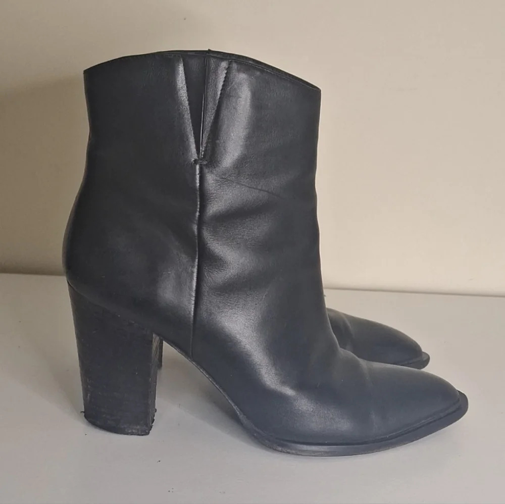 Vince  made in Italy western style toe black leather booties SZ 9.5